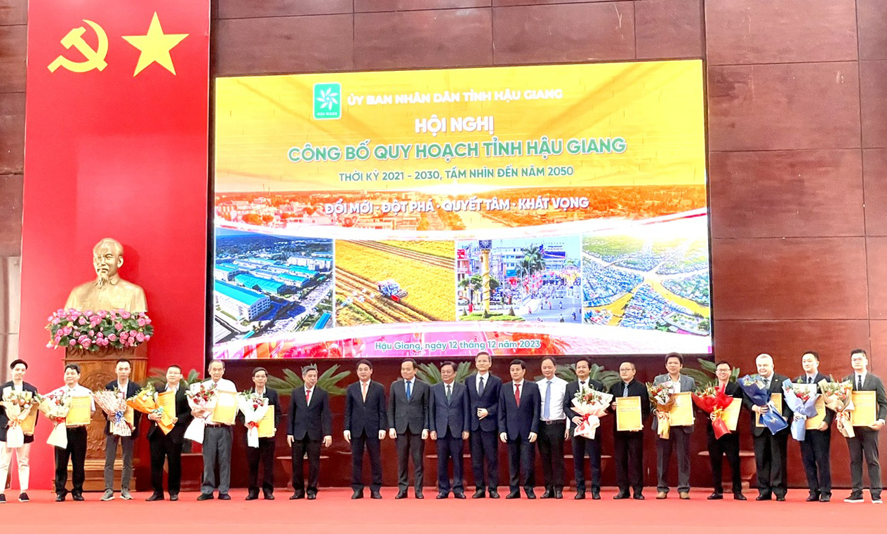 Phó Thủ tướng Trần Lưu Quang chụp hình lưu niệm cùng lãnh đạo tỉnh Hậu Giang, đại biểu tại Hội nghị (Ảnh: Ban Tổ chức).